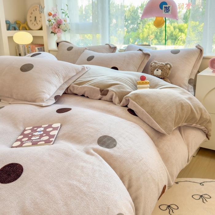 91家纺网 家纺一手货源 找家纺 丝羽坊 2025新款200克加厚小清新牛奶绒床单款 床笠款四件套 被套 圈圈点点