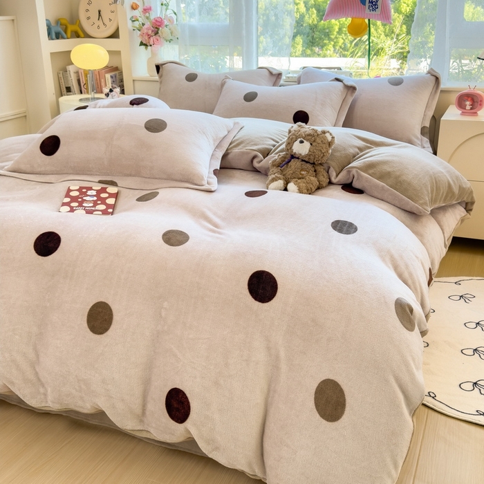 91家纺网 家纺一手货源 找家纺 丝羽坊 2025新款200克加厚小清新牛奶绒床单款 床笠款四件套 被套 圈圈点点