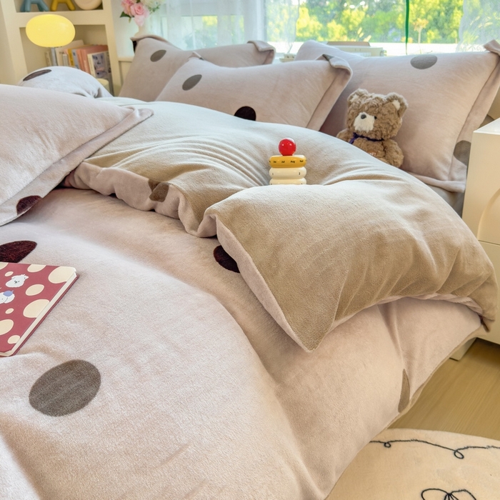 91家纺网 家纺一手货源 找家纺 丝羽坊 2025新款200克加厚小清新牛奶绒床单款 床笠款四件套 被套 圈圈点点