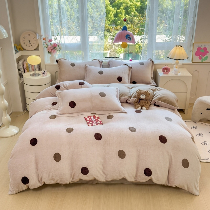 91家纺网 家纺一手货源 找家纺 丝羽坊 2025新款200克加厚小清新牛奶绒床单款 床笠款四件套 被套 圈圈点点