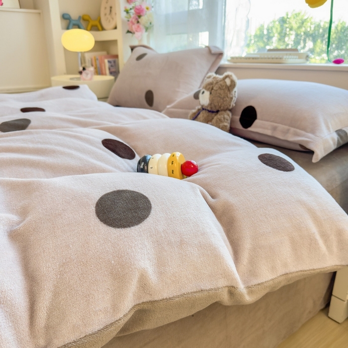 91家纺网 家纺一手货源 找家纺 丝羽坊 2025新款200克加厚小清新牛奶绒床单款 床笠款四件套 被套 圈圈点点