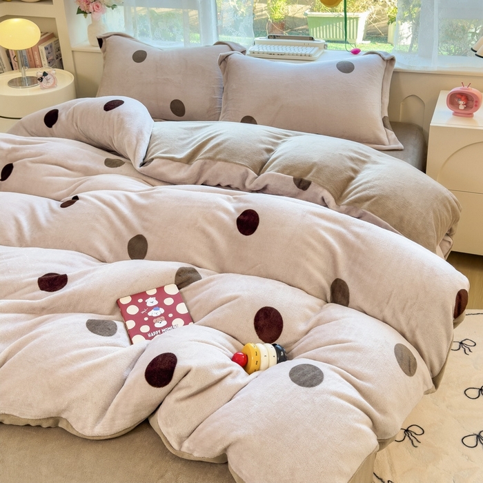 丝羽坊 2025新款200克加厚小清新牛奶绒床单款 床笠款四件套 被套 圈圈点点