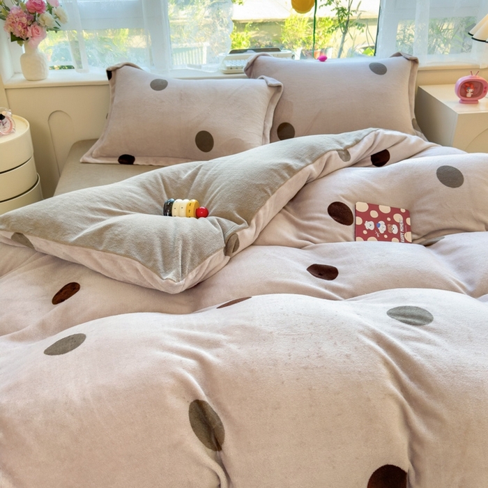 91家纺网 家纺一手货源 找家纺 丝羽坊 2025新款200克加厚小清新牛奶绒床单款 床笠款四件套 被套 圈圈点点