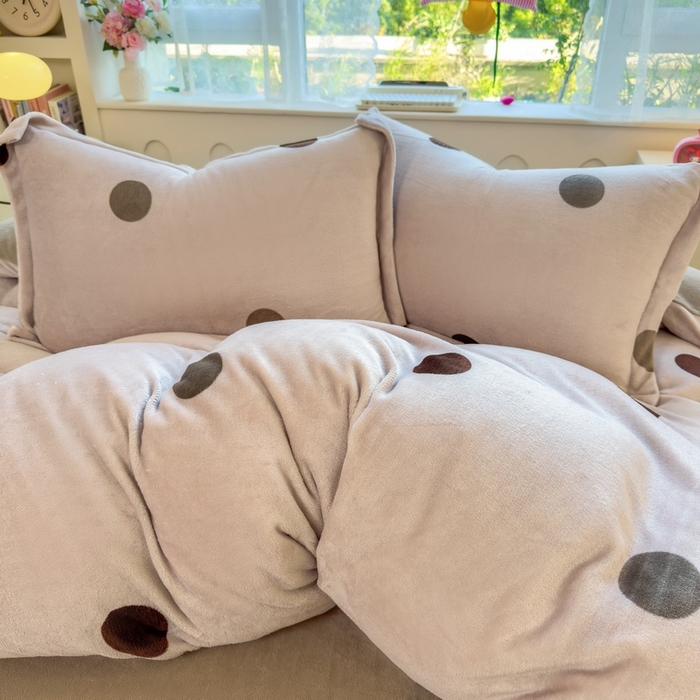 91家纺网 家纺一手货源 找家纺 丝羽坊 2025新款200克加厚小清新牛奶绒床单款 床笠款四件套 被套 圈圈点点