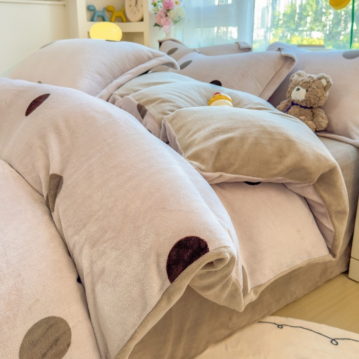 91家纺网 家纺一手货源 找家纺 丝羽坊 2025新款200克加厚小清新牛奶绒床单款 床笠款四件套 被套 圈圈点点