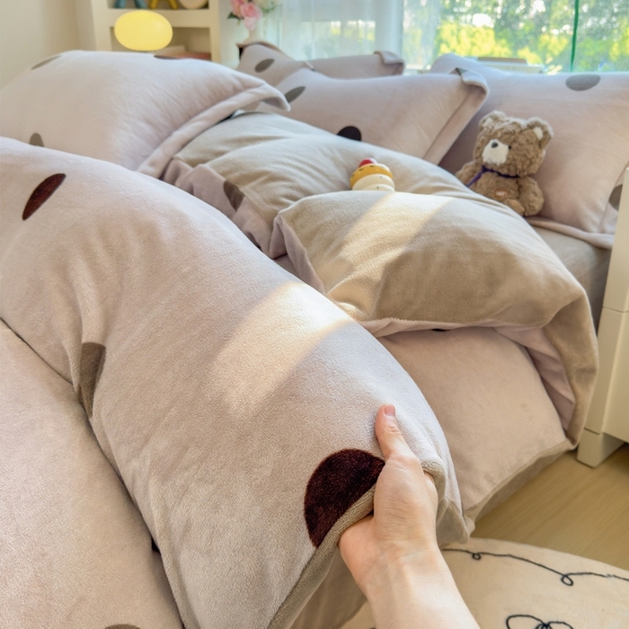 91家纺网 家纺一手货源 找家纺 丝羽坊 2025新款200克加厚小清新牛奶绒床单款 床笠款四件套 被套 圈圈点点