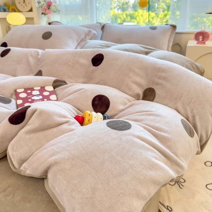 91家纺网 家纺一手货源 找家纺 丝羽坊 2025新款200克加厚小清新牛奶绒床单款 床笠款四件套 被套 圈圈点点