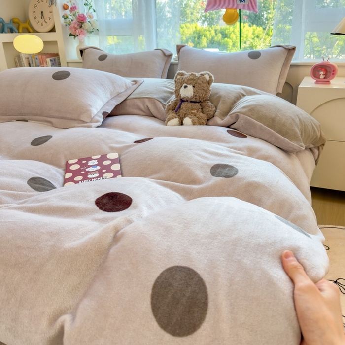 91家纺网 家纺一手货源 找家纺 丝羽坊 2025新款200克加厚小清新牛奶绒床单款 床笠款四件套 被套 圈圈点点