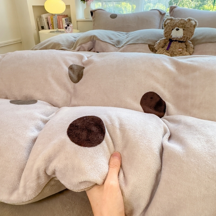 91家纺网 家纺一手货源 找家纺 丝羽坊 2025新款200克加厚小清新牛奶绒床单款 床笠款四件套 被套 圈圈点点