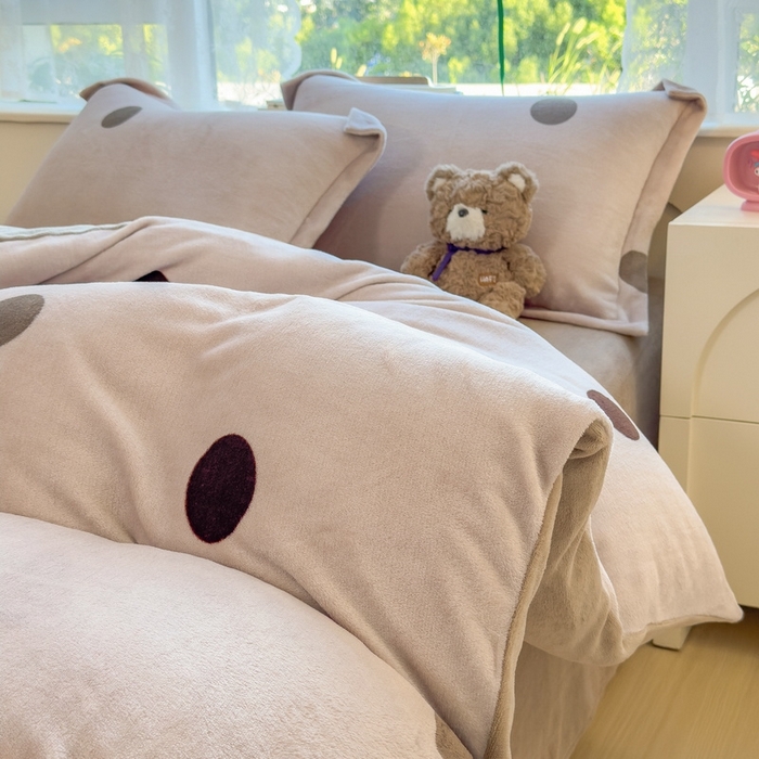 91家纺网 家纺一手货源 找家纺 丝羽坊 2025新款200克加厚小清新牛奶绒床单款 床笠款四件套 被套 圈圈点点