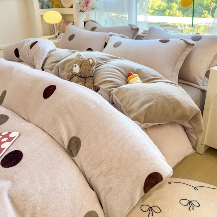 91家纺网 家纺一手货源 找家纺 丝羽坊 2025新款200克加厚小清新牛奶绒床单款 床笠款四件套 被套 圈圈点点