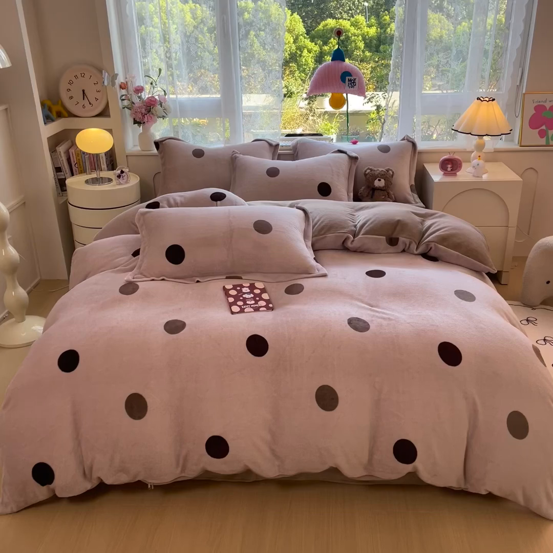 91家纺网 家纺一手货源 找家纺 丝羽坊 2025新款200克加厚小清新牛奶绒床单款 床笠款四件套 被套 圈圈点点