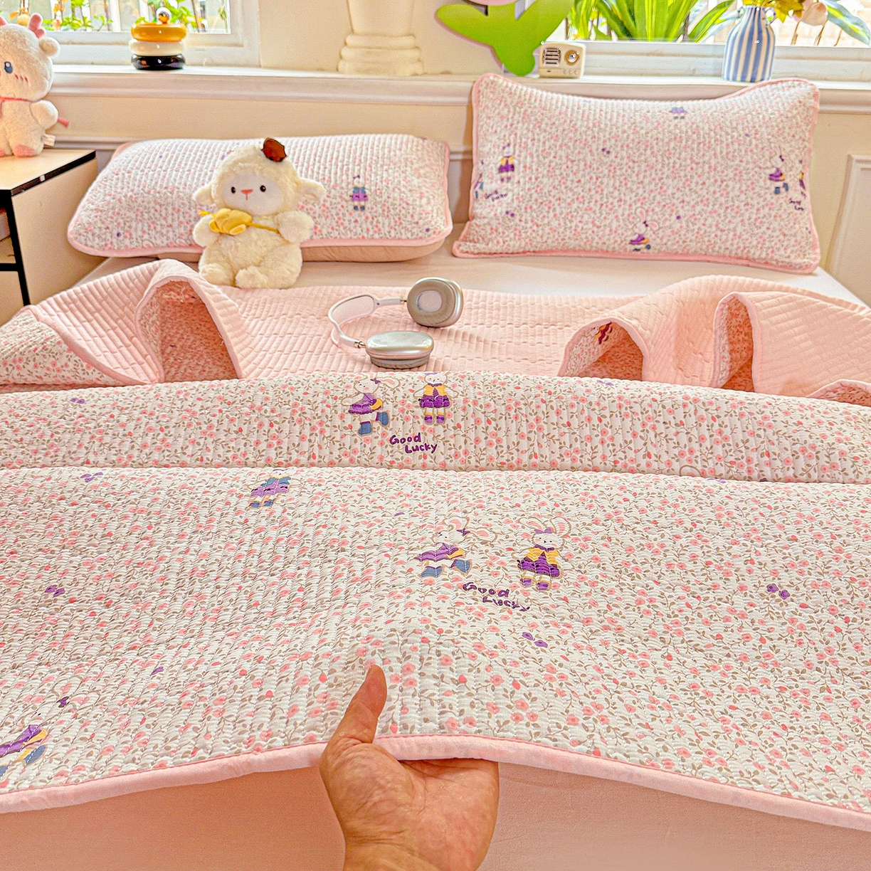 91家纺网 家纺一手货源 找家纺 恒尚居 2025新款双层纱床盖床盖单品单床盖云感夹棉床单床垫软床垫-四季款【系列一】 【欢乐兔】双层纱