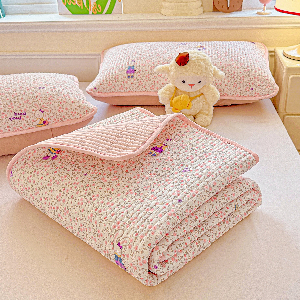 91家纺网 家纺一手货源 找家纺 恒尚居 2025新款双层纱床盖床盖单品单床盖云感夹棉床单床垫软床垫-四季款【系列一】 【欢乐兔】双层纱