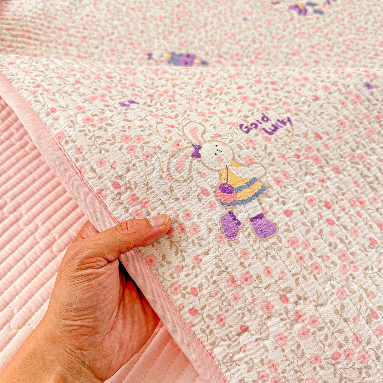 91家纺网 家纺一手货源 找家纺 恒尚居 2025新款双层纱床盖床盖单品单床盖云感夹棉床单床垫软床垫-四季款【系列一】 【欢乐兔】双层纱