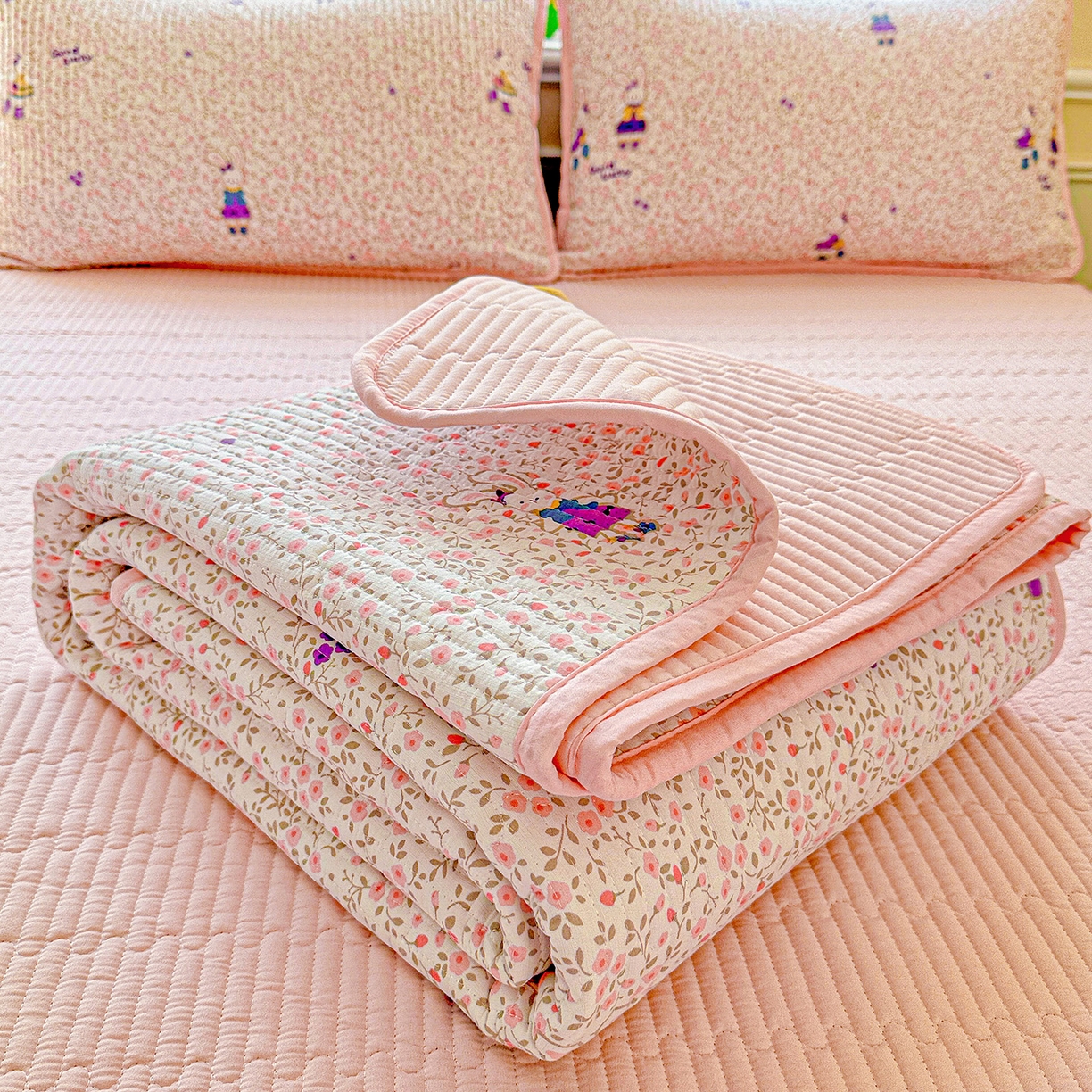 91家纺网 家纺一手货源 找家纺 恒尚居 2025新款双层纱床盖床盖单品单床盖云感夹棉床单床垫软床垫-四季款【系列一】 【欢乐兔】双层纱