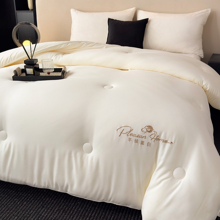 91家纺网 家纺一手货源 找家纺 蓝雀翎 2025新款刺绣羊绒蛋白锁温被被子被芯 极光白