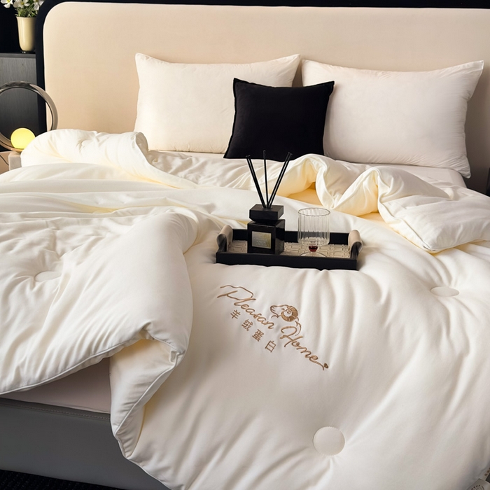 91家纺网 家纺一手货源 找家纺 蓝雀翎 2025新款刺绣羊绒蛋白锁温被被子被芯 极光白