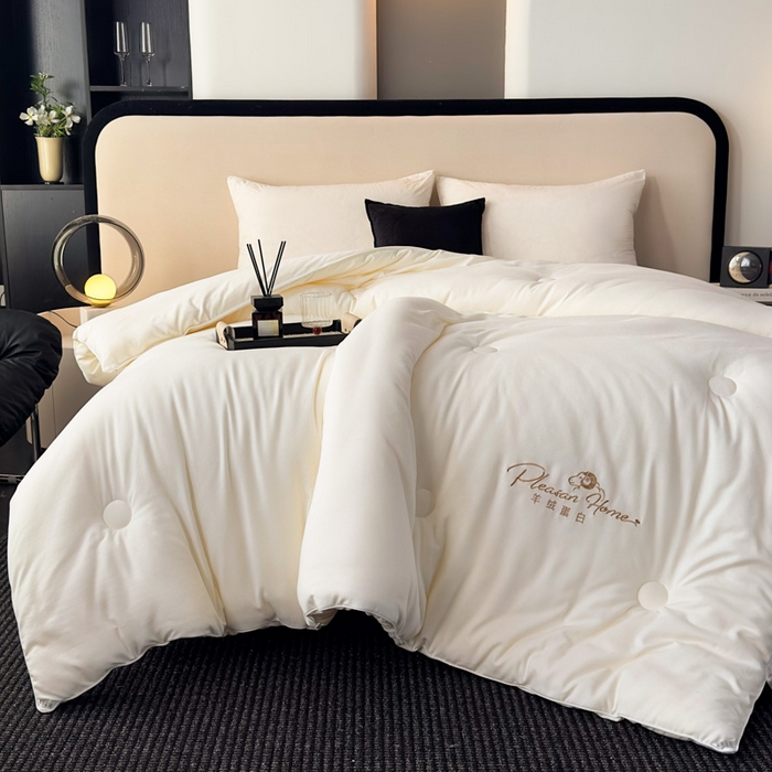 91家纺网 家纺一手货源 找家纺 蓝雀翎 2025新款刺绣羊绒蛋白锁温被被子被芯 极光白