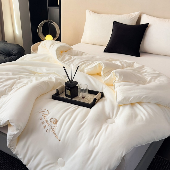 91家纺网 家纺一手货源 找家纺 蓝雀翎 2025新款刺绣羊绒蛋白锁温被被子被芯 极光白