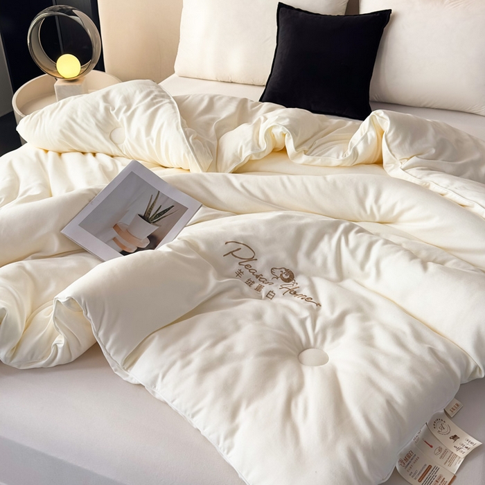 91家纺网 家纺一手货源 找家纺 蓝雀翎 2025新款刺绣羊绒蛋白锁温被被子被芯 极光白