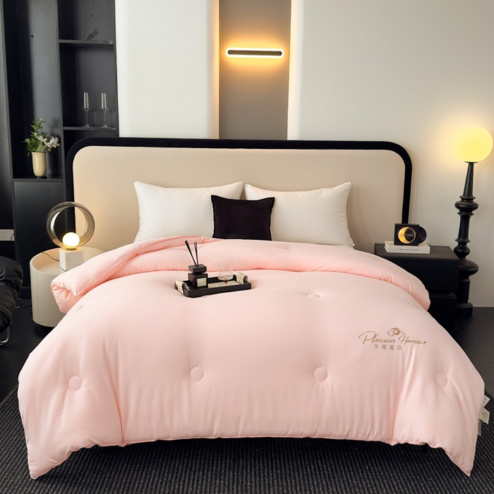 91家纺网 家纺一手货源 找家纺 蓝雀翎 2025新款刺绣羊绒蛋白锁温被被子被芯 黛粉