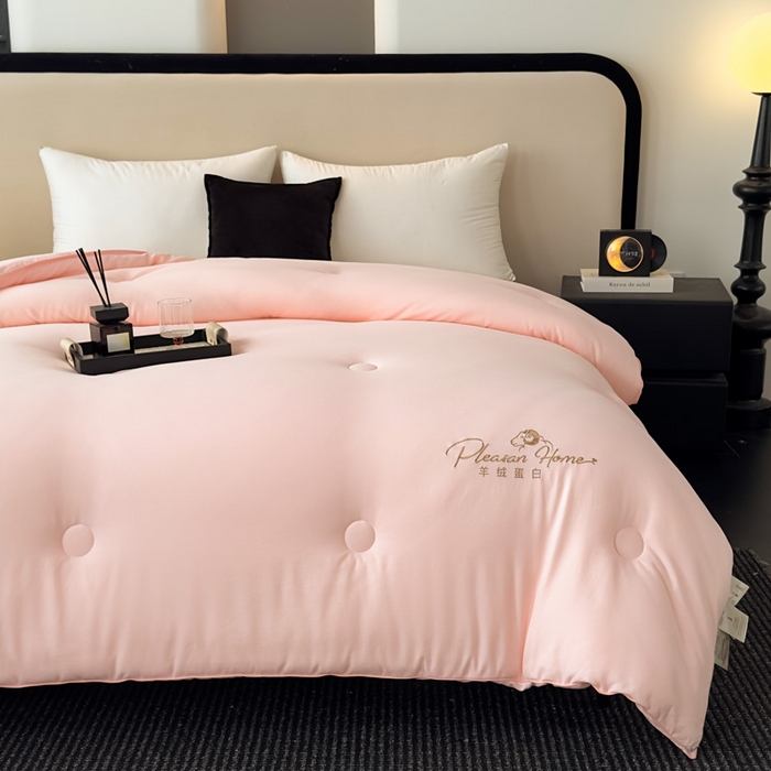 91家纺网 家纺一手货源 找家纺 蓝雀翎 2025新款刺绣羊绒蛋白锁温被被子被芯 黛粉