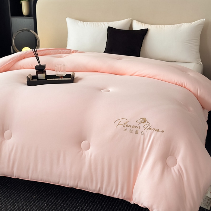 91家纺网 家纺一手货源 找家纺 蓝雀翎 2025新款刺绣羊绒蛋白锁温被被子被芯 黛粉