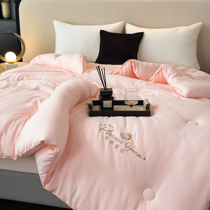 91家纺网 家纺一手货源 找家纺 蓝雀翎 2025新款刺绣羊绒蛋白锁温被被子被芯 黛粉