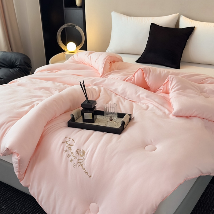 91家纺网 家纺一手货源 找家纺 蓝雀翎 2025新款刺绣羊绒蛋白锁温被被子被芯 黛粉