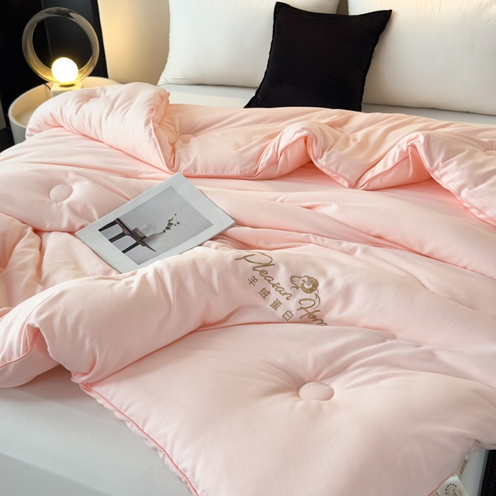 91家纺网 家纺一手货源 找家纺 蓝雀翎 2025新款刺绣羊绒蛋白锁温被被子被芯 黛粉