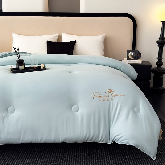 91家纺网 家纺一手货源 找家纺 蓝雀翎 2025新款刺绣羊绒蛋白锁温被被子被芯 天空蓝