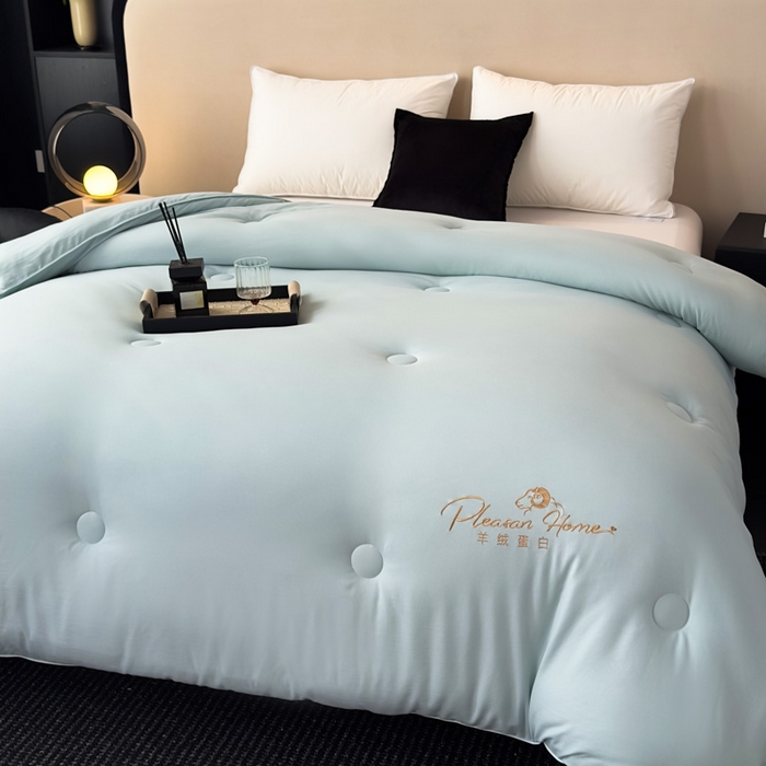 91家纺网 家纺一手货源 找家纺 蓝雀翎 2025新款刺绣羊绒蛋白锁温被被子被芯 天空蓝