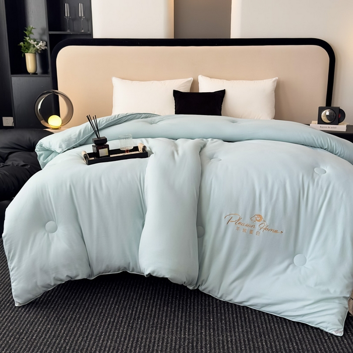 91家纺网 家纺一手货源 找家纺 蓝雀翎 2025新款刺绣羊绒蛋白锁温被被子被芯 天空蓝