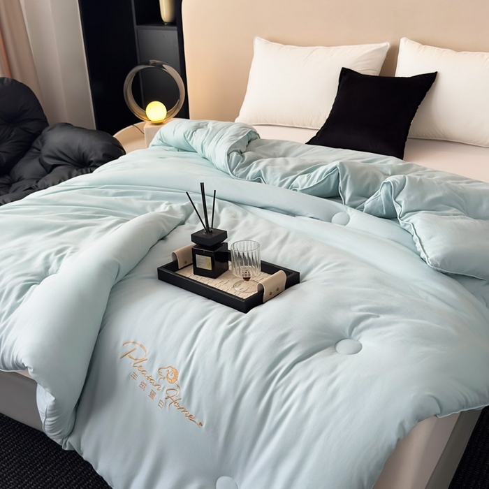 91家纺网 家纺一手货源 找家纺 蓝雀翎 2025新款刺绣羊绒蛋白锁温被被子被芯 天空蓝