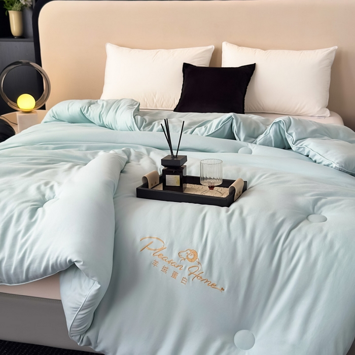 91家纺网 家纺一手货源 找家纺 蓝雀翎 2025新款刺绣羊绒蛋白锁温被被子被芯 天空蓝