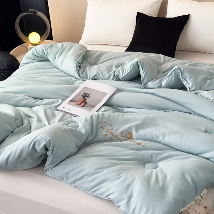 91家纺网 家纺一手货源 找家纺 蓝雀翎 2025新款刺绣羊绒蛋白锁温被被子被芯 天空蓝