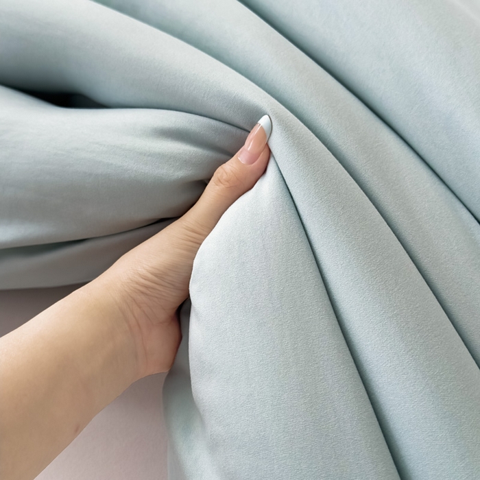 91家纺网 家纺一手货源 找家纺 蓝雀翎 2025新款刺绣羊绒蛋白锁温被被子被芯 天空蓝