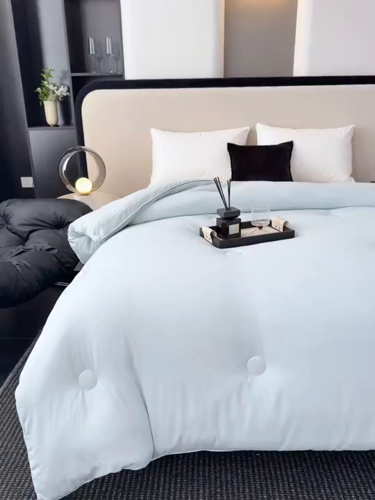 91家纺网 家纺一手货源 找家纺 蓝雀翎 2025新款刺绣羊绒蛋白锁温被被子被芯 天空蓝