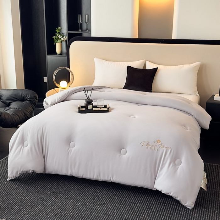 91家纺网 家纺一手货源 找家纺 蓝雀翎 2025新款刺绣羊绒蛋白锁温被被子被芯 月光灰