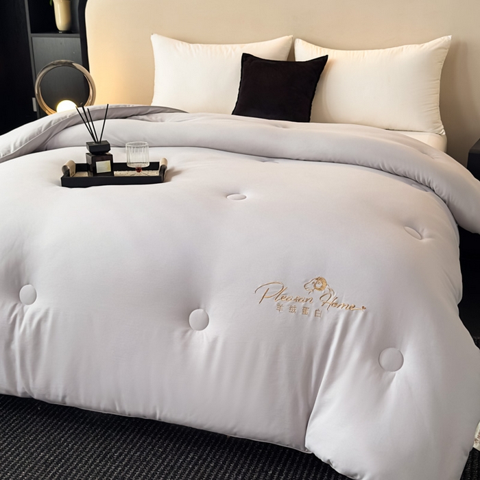 91家纺网 家纺一手货源 找家纺 蓝雀翎 2025新款刺绣羊绒蛋白锁温被被子被芯 月光灰