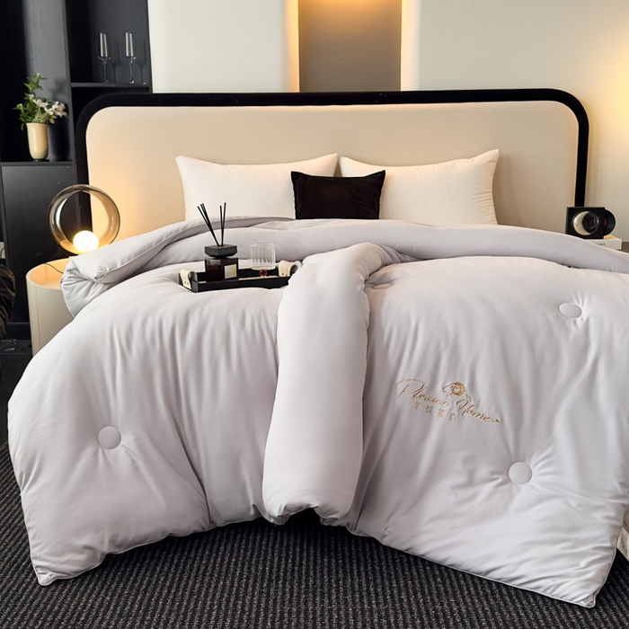 91家纺网 家纺一手货源 找家纺 蓝雀翎 2025新款刺绣羊绒蛋白锁温被被子被芯 月光灰