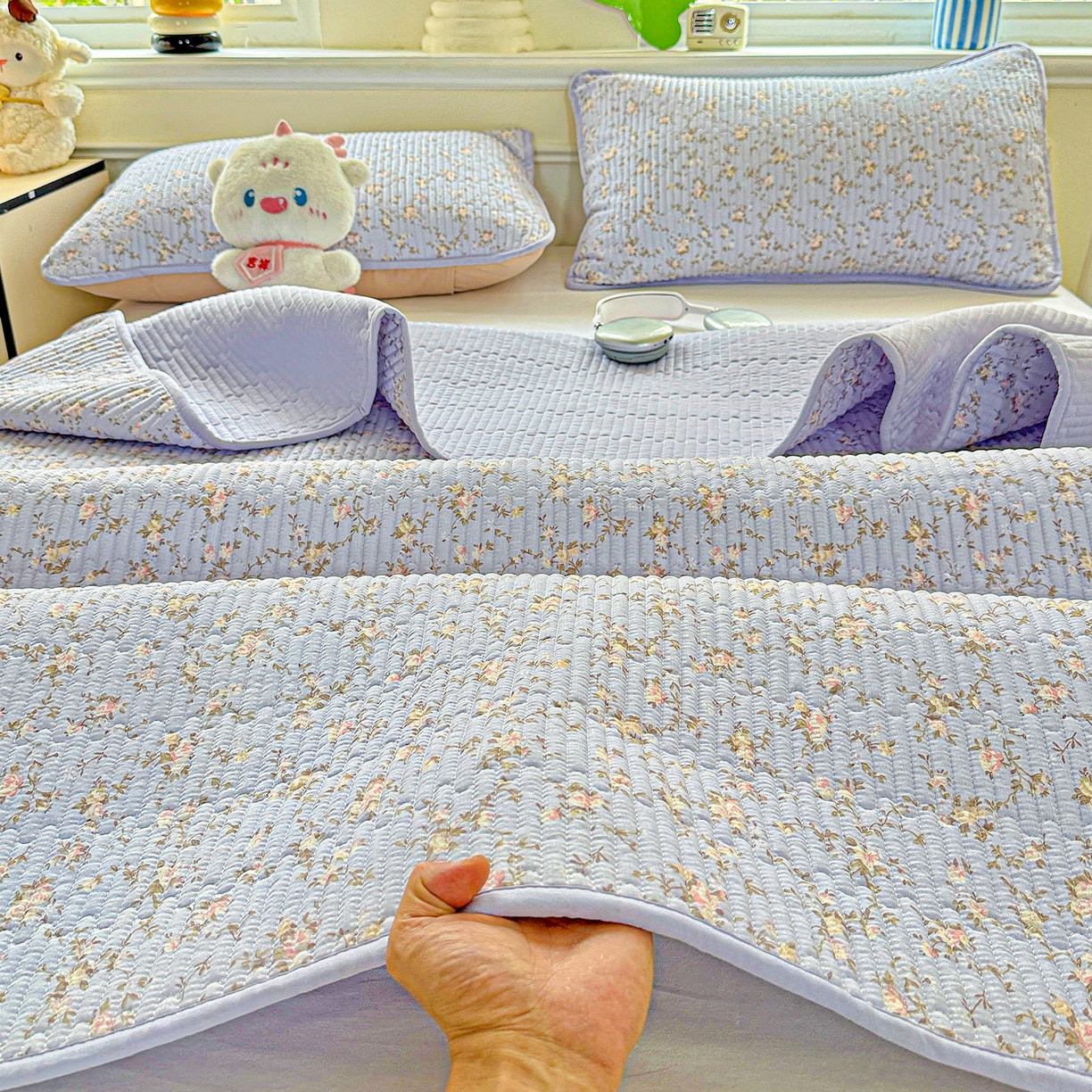 91家纺网 家纺一手货源 找家纺 恒尚居 2025新款双层纱床盖床盖单品单床盖云感夹棉床单床垫软床垫-四季款【系列一】 【紫藤花】双层纱