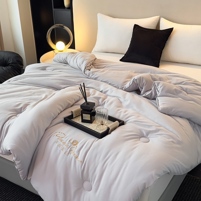 91家纺网 家纺一手货源 找家纺 蓝雀翎 2025新款刺绣羊绒蛋白锁温被被子被芯 月光灰