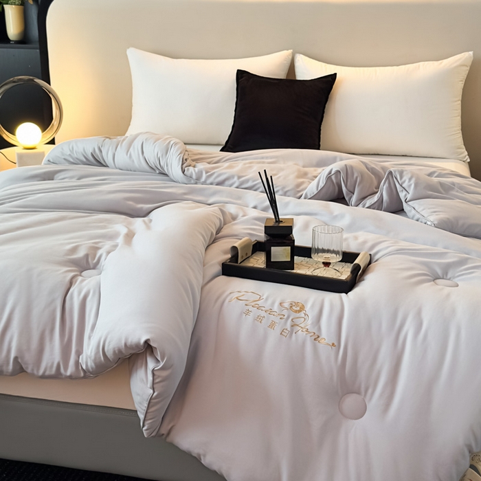 91家纺网 家纺一手货源 找家纺 蓝雀翎 2025新款刺绣羊绒蛋白锁温被被子被芯 月光灰