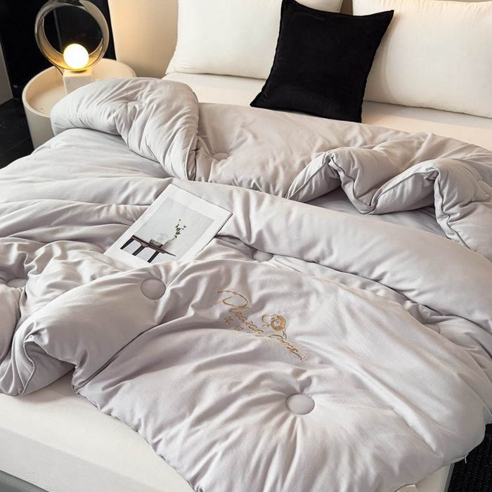 91家纺网 家纺一手货源 找家纺 蓝雀翎 2025新款刺绣羊绒蛋白锁温被被子被芯 月光灰