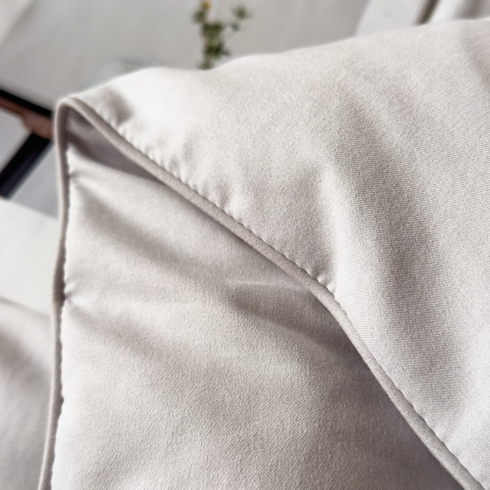 91家纺网 家纺一手货源 找家纺 蓝雀翎 2025新款刺绣羊绒蛋白锁温被被子被芯 月光灰