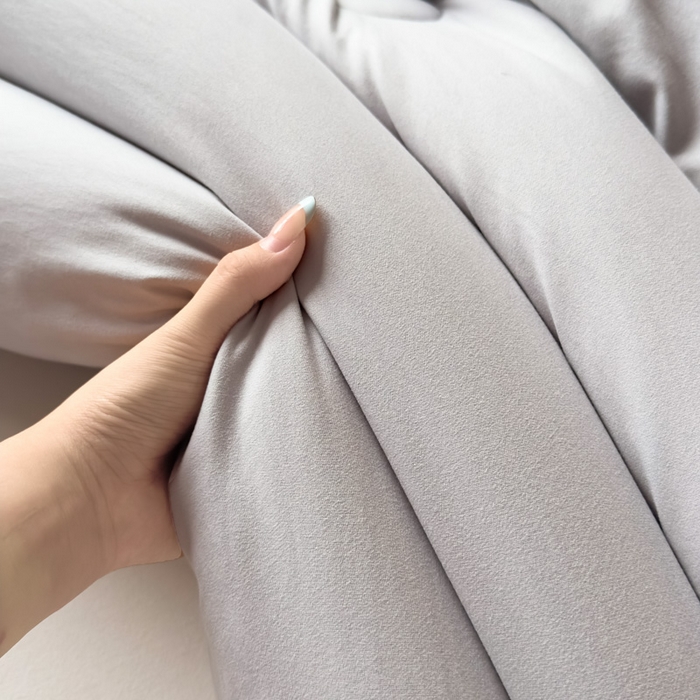 91家纺网 家纺一手货源 找家纺 蓝雀翎 2025新款刺绣羊绒蛋白锁温被被子被芯 月光灰