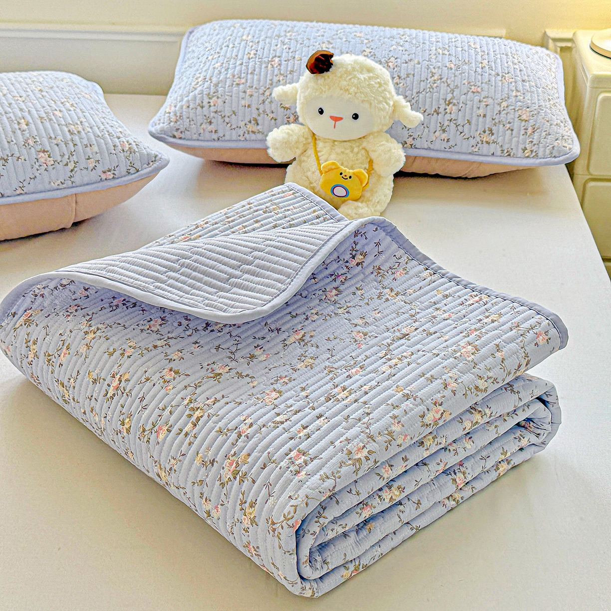 91家纺网 家纺一手货源 找家纺 恒尚居 2025新款双层纱床盖床盖单品单床盖云感夹棉床单床垫软床垫-四季款【系列一】 【紫藤花】双层纱