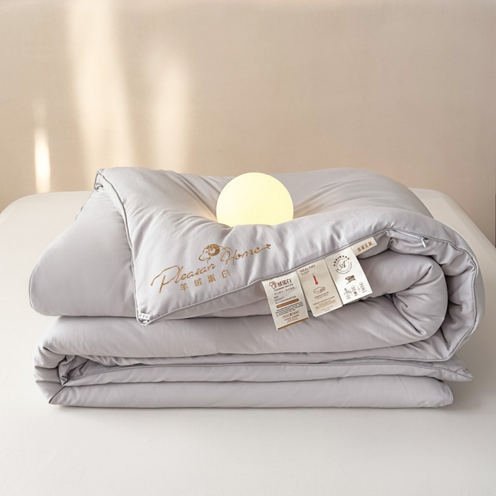 91家纺网 家纺一手货源 找家纺 蓝雀翎 2025新款刺绣羊绒蛋白锁温被被子被芯 月光灰